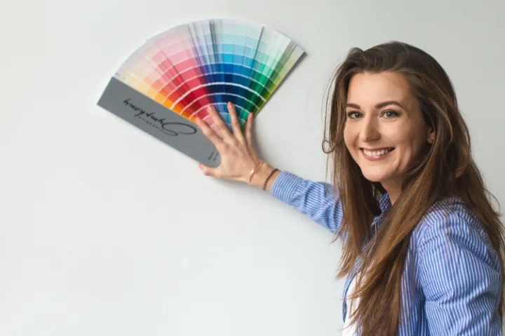 Kāpēc mēs redzam toņus atšķirīgi: Krāsu uztveres izpratne, lai izvēlētos perfekto toni 