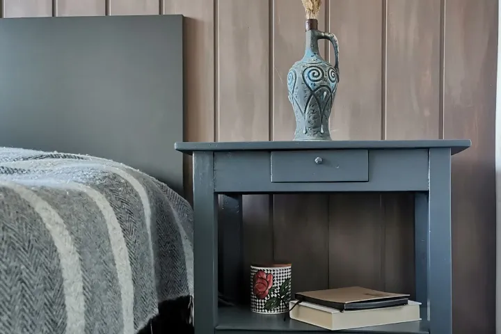 Mājas interjers ar pārkrāsotām mēbelēm