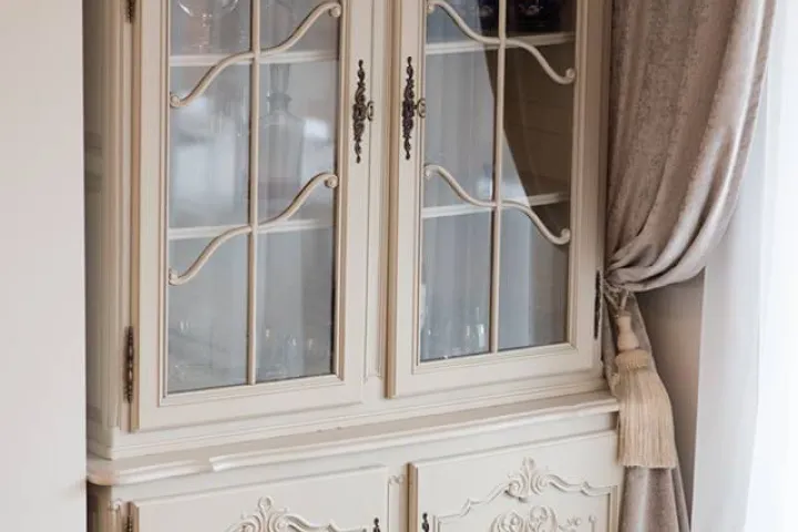 Atjaunota vitrīna piešķir modernu akcentu mājoklī