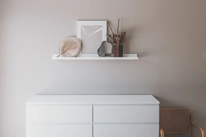 Ziemeļvalstu baltais interjers iegūst mājīgāku izskatu