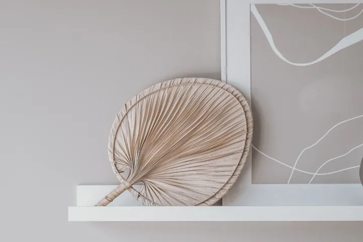 Ziemeļvalstu baltais interjers iegūst mājīgāku izskatu